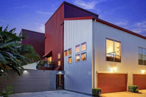 Eado townhouse with private pool and more